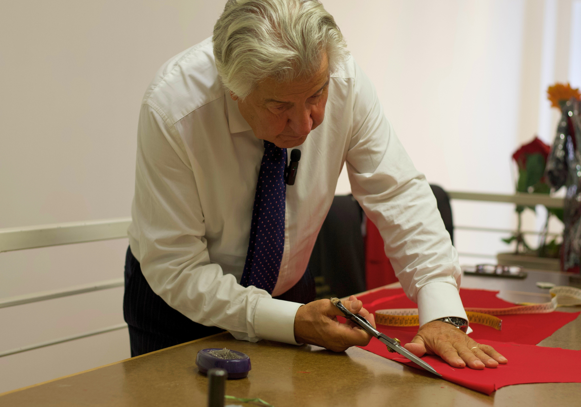 Scoprite l'abilità e la precisione del Maestro Gianni Accardi nel nostro servizio di sartoria su misura. Nella sezione dedicata del nostro sito web, potrete ammirare il maestro all'opera, tagliando un tessuto rosso con maestria e attenzione ai dettagli. Un'espressione dell'eccellenza sartoriale italiana che assicura una vestibilità impeccabile e un design personalizzato per ogni cliente.
